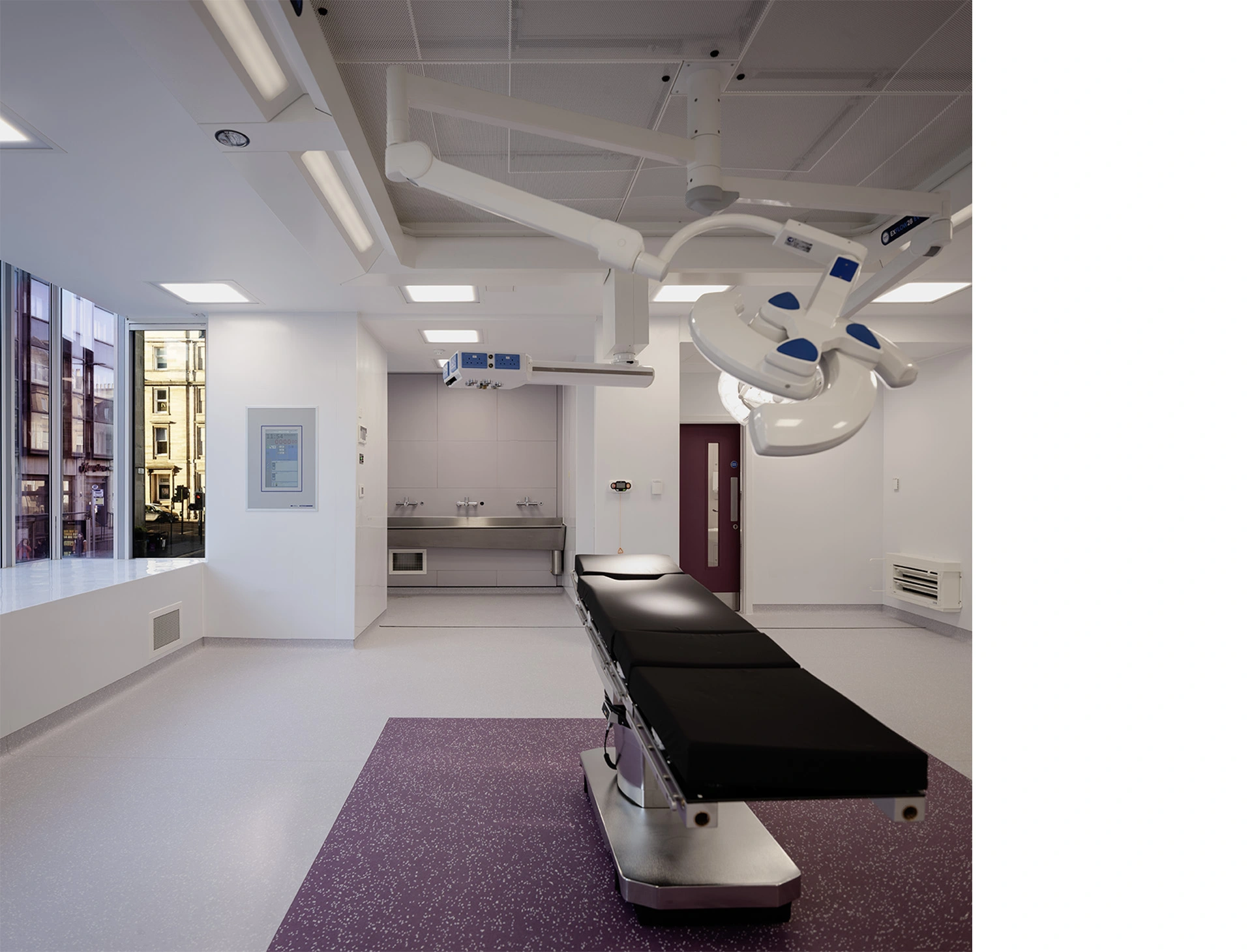 Minimalist state-of-the-art surgery theatre with large glass façade allowing for stunning views towards Glasgow city centre designed by hospital specialist NVDC architects.